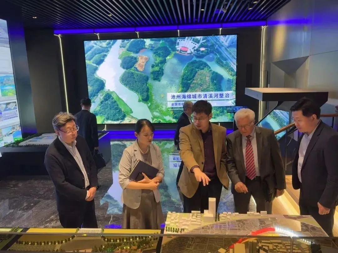 多曼教授攜汩鴻環(huán)保，與上?？萍嘉瘜＜已杏懞＞d城市建設(shè)和排水系統(tǒng)優(yōu)化建設(shè)新路徑(圖3)